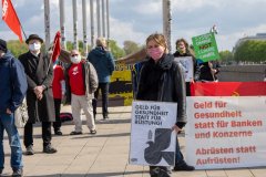 Eine Teilnehmerin mit einem Schild: Geld für Gesundheit statt für Rüstung, Hamburg 1. Mai 2020