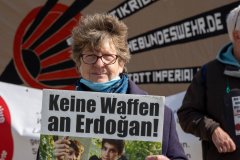 Eine Teilnehmerin mit einem Schild: Keine Waffen für Erdogan, Hamburg 1. Mai 2020