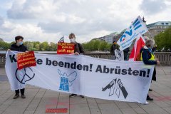 Ein Transparent: Kriege beenden! Abrüsten!, Hamburg 1. Mai 2020