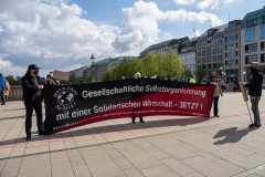 Ein großes Transparent: Gesellschaftliche Selbstorganisation, Hamburg 1. Mai 2020