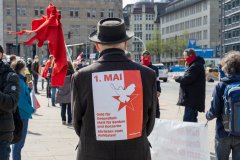 Teilnehmer mit einer roten Fahne, etwas verschlissen, Hamburg 1. Mai 2020