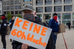 Ein Teilnehmer mit einem Schild: Keine 60h Woche, Hamburg 1. Mai 2020
