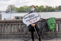 Teilnehmerin mit einem Schild: Gesundheitssystem vergesellschaften!, Hamburg 1. Mai 2020