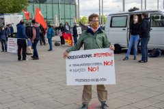 Teilnehmerin mit einem Schild: Kriegsgefahr stoppen!, Hamburg 1. Mai 2020