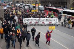 Der Marsch beginnt "Grenzen auf! Leben retten!".