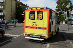 Karlsruhe, Reinhold-Frank-Str.: wieder ein Unfall mit Rad - und der Rettungswagen blockiert Autospur und Radweg