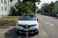 Karlsruhe, übergreifend parkende Autos auf dem Radweg an der Reinhold-Frank-Str.