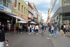 Karlsruhe - hier erlaubt: mit Rad durch die Einkaufsstraße