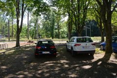 Karlsruhe, Parkplätze vor dem Rheinstrandbad: angelegt in Zeiten weniger breit gebauter Autos