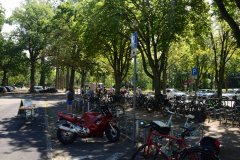 Karlsruhe, Rad- und Motorradstellplätze vor dem Rheinstrandbad