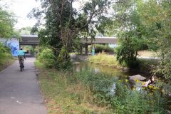 Karlsruhe, Albtalradweg: kreuzungsfreier Radweg - und Sitzgelegenheit im Fluss