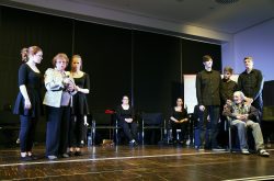 Überleben „spielen“ im Holocaust, Aufführung des Zeitzeugen-Theaters des Leipnitz-Gymnasiums Dormagen