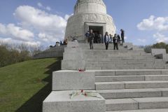 Gedenken an den Tag der Befreiung am 8. Mai 1945 am sowjetischen Ehrenmal in Berlin, Treptower Park