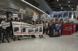 Keine Abschiebung nach Afghanistan - Protest am Flughafen Düsseldorf