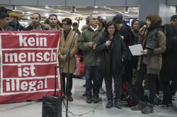 Keine Abschiebung nach Afghanistan - Protest am Flughafen Düsseldorf