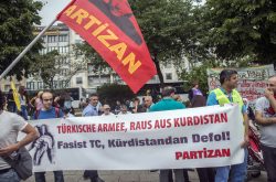 Proteste von Kurden und linken Gruppen gegen die Angriff der Türkei gegen Kurdengebiete im Irak und Syrien