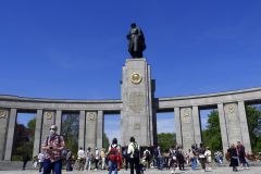 Tag des "Vaterländischen Sieges" gegenüber Nazideutschland am sowjetischen Ehrenmal in Berlin-Thiergarten