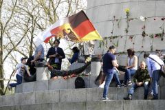 Tag des "Vaterländischen Sieges" gegenüber Nazideutschland am sowjetischen Ehrenmal in Berlin-Treptow