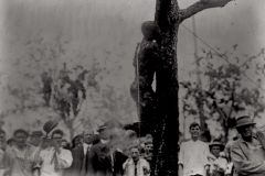 Eine große Menschenmenge betrachtet die verbrannte Leiche von Jesse Washington, einem 17-jährigen Afroamerikaner, der in Waco, Texas, gelyncht wurde, 15. Mai 1916