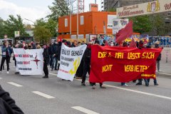 Die Teilnemer auf der Straße schliessen sich zu einem Block zusammen. 1. Mai Demonstration in Hamburg.