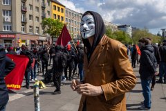 Ein Teilnehmer mit einer Anonymous Maske. 1. Mai Demonstration in Hamburg.