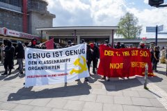 Die Teilnehmer versammeln sich wieder auf dem Bürgersteig. 1. Mai Demonstration in Hamburg.