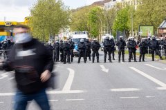 Die Polizei ist immer noch in Bereitschaft. 1. Mai Demonstration in Hamburg.