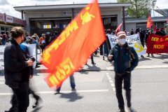 Die Straße ist noch nicht wieder frei. 1. Mai Demonstration in Hamburg.