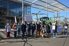 Protest vor der Bayer-Firmenzentrale, Abschlussfoto mit den Aktivisten