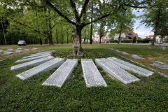 sowjetischer Ehrenfriedhof in Spremberg, Foto Mai 2020, Die Trauernde Mutter wurde vom sorbischen Bildhauer Jürgen von Woysky geschaffen