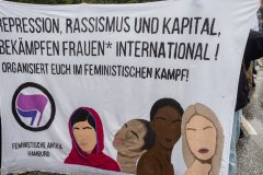 Transparent: Repression, Rassismus und Kaoital bekämpfen Frauen* international