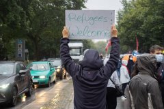 Schild: Refugees Welcome