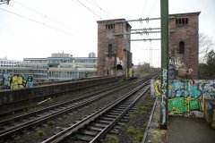 Köln, Südbrücke: seit Jahren schon für Fußgänger und Radfahrer teilweise wg. Baufälligkeit gesperrt. Züge dürfen trotzdem durch