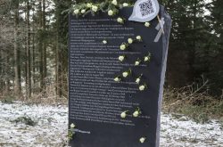 gedenkstein im burgholz - zur erinnerung an das massaker der gestapo