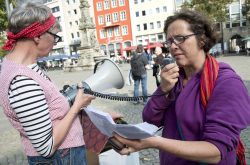 Recht auf Stadt protestiert vor dem Koelner Rathaus