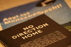 «NO DIRECTION HOME» - Refugees auf der Balkanroute: Das Fotobuch aus Griechenland auf Speakers Tour mit einem Fotojournalisten und einer Aktivistin