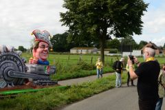 Menschenkette Keyenberg-Luetzerath: Karnevalsskulptur von Jacques Tilly