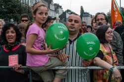 Mit Luftballons gegen Nazis