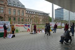 Protest vor der Bayer-Hauptverwaltung in Leverkusen