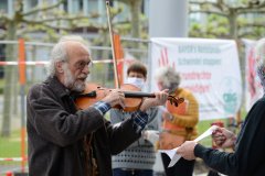 Klaus der Geiger (81), jahrzehntelange Institution unter Kölner Straßenmusikanten, unterstützte die Aktivisten musikalisch und konnte der Corona-Krise in einem neuen Lied auch positives abgewinnen.