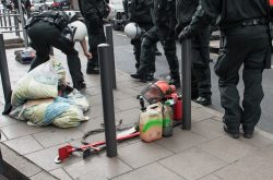 Polizeibeamte finden Werkzeuge, Benzin und unzulässig lange Holzstangen bei den anreisenden Rechten | © Christian Martischius