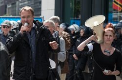 Der rechtspopulistische Blogger Michael Stürzenberger mit Mikrofon | © Christian Martischius
