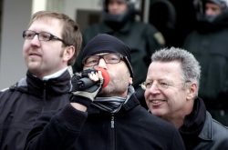 Protestaktion von kölner Bürgern gegen die Demo von Pro Köln vor Asyleimen