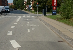 Kopenhagen - vor Kreuzungen müssen sich Radler schon einmal den Fahrweg mit abbiegenden Autos teilen.