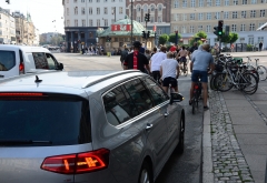 Kopenhagen, Rechtsabbieger: vor Kreuzungen müssen sich Radler schon einmal den Fahrweg mit abbiegenden Autos teilen.
