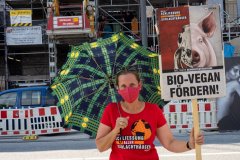 Demonstrantin mit Schild: Bio-Vegan fördern