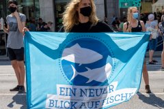 Demonstrant mit Transparent: Ein neuer Bilck auf Fisch