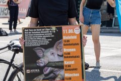 Demonstrant mit Schild: Schliessung aller Schlachthäuser