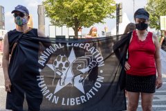 Demonstrantinnen mit Transparent: Animal Liberation - Human Liberation