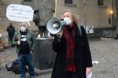 Jessica Reisner bei der Kundgebung vor dem Adenauer-Denkmal in Köln